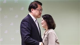 大罷免失利　民進黨：更審慎反思社會反應罷免失敗，民進黨秘書長林右昌（左）與立法院黨團幹事長吳思瑤（右）26日傍晚在中央黨部召開記者會，指出民進黨虛心接受結果，會更審慎反思社會的反應，儘速調整步伐，努力回應人民期待。中央社記者裴禛攝  114年7月26日