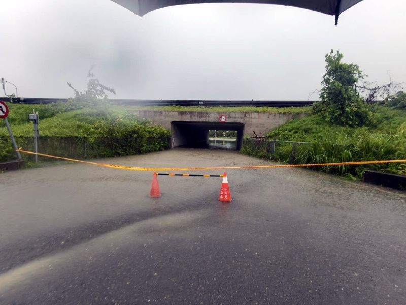 嘉義縣28日有局部豪雨或大豪雨,朴子市台82線13.1公里旁便道車道積水,實施預警性封閉管制。(圖/中央社)
