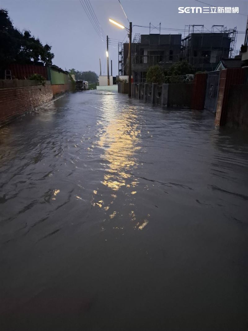 雨彈狂炸中南部縣市，多處地區淹水嚴重。（圖／三立新聞）