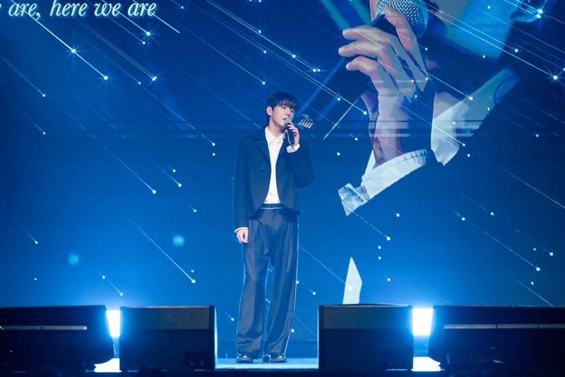 李濬榮深情演唱〈Under Sunset (Male ver.)〉。(圖/SHOWOFFICE提供)