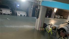 嘉義縣大豪雨　朴子住戶車庫淹水（1）低壓帶及西南風影響，嘉義縣28日有局部豪雨或大豪雨，達一級淹水示警區域包括太保市、朴子市等地。朴子社區住戶表示，住當地多年第一次淹水。圖為住戶車庫淹水情形。（蔡長奇提供）中央社記者黃國芳傳真　114年7月28日