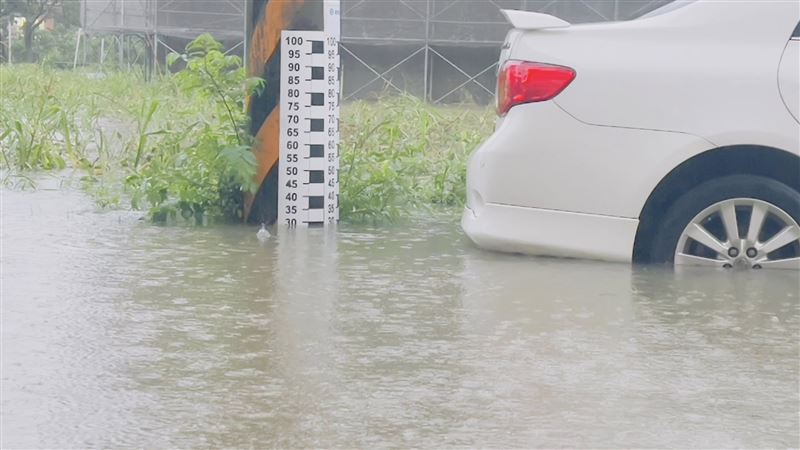嘉義被大雨襲擊淹水。(圖/翻攝自朴子民意觀察站臉書)