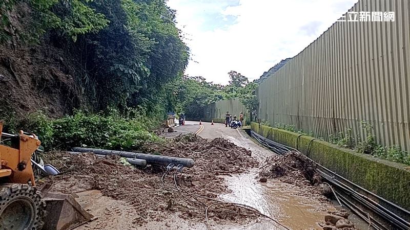 台6線苗栗公館開礦村路段土石坍方,電線桿及路燈倒塌,交通一度中斷。(圖/翻攝畫面)