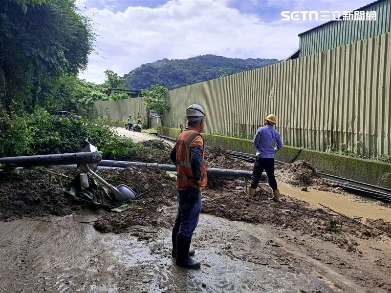 台6線苗栗公館開礦村路段土石坍方,電線桿及路燈倒塌,交通一度中斷。(圖/翻攝畫面)