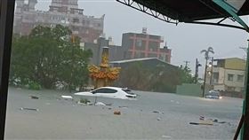 大雷雨狂炸嘉義！在地人曬「後潭平安宮災情照」：水淹半個車身 圖/爆廢公社臉書