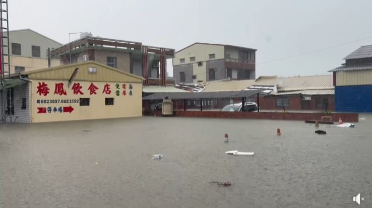 整條馬路都是淹水，水面漂浮垃圾。（圖／翻攝自王宣貿臉書）