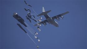 ▲人道救援物資正進行空投。（圖／美聯社／達志影像）