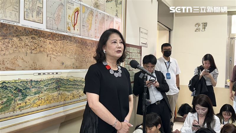 外界關注內閣是否改組,吳思瑤回應,民進黨團尊重行政院的決定。(圖/記者詹宜庭攝影)