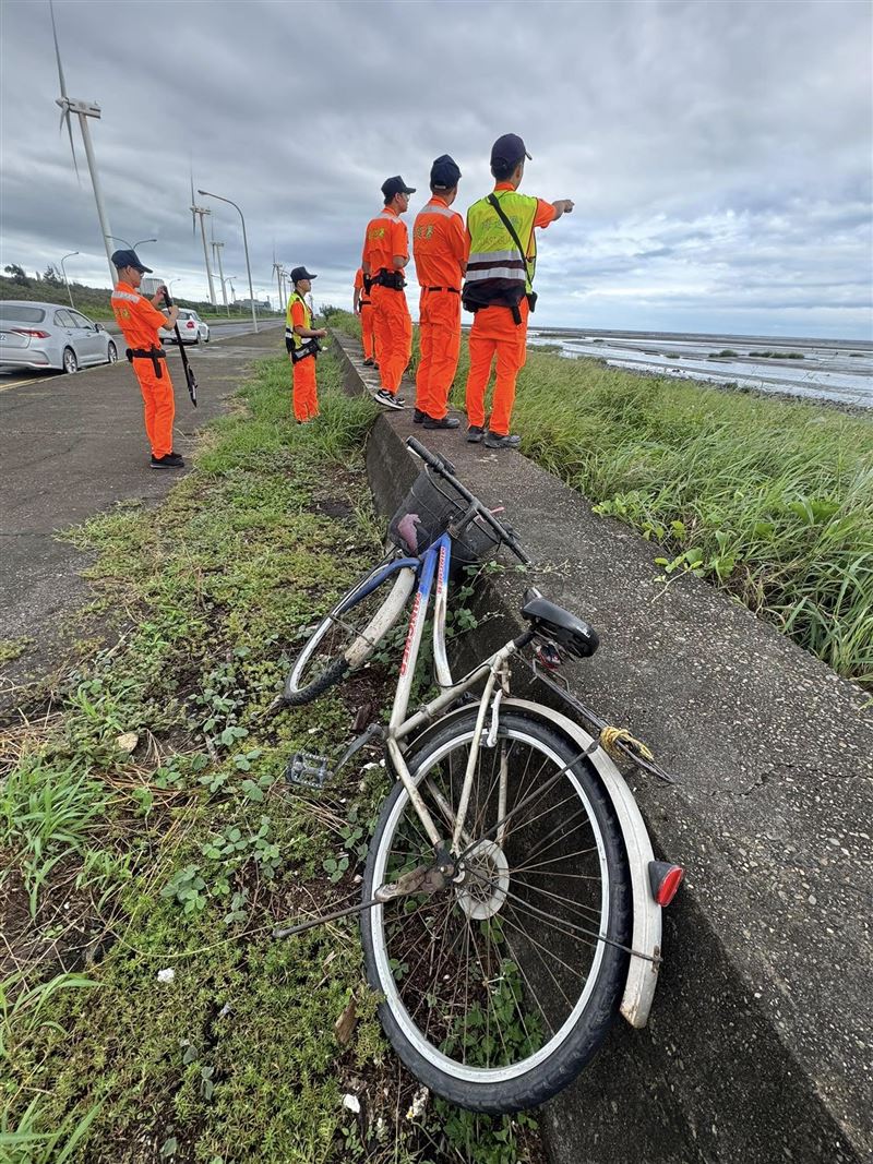 警方在河堤邊發現老翁的單車,但老翁卻下落不明。(圖/議員賴清美提供)