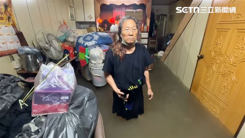 後壁居民看著傢俱泡水苦嘆,希望能盡快恢復原狀。(圖/記者王紹宇攝影)