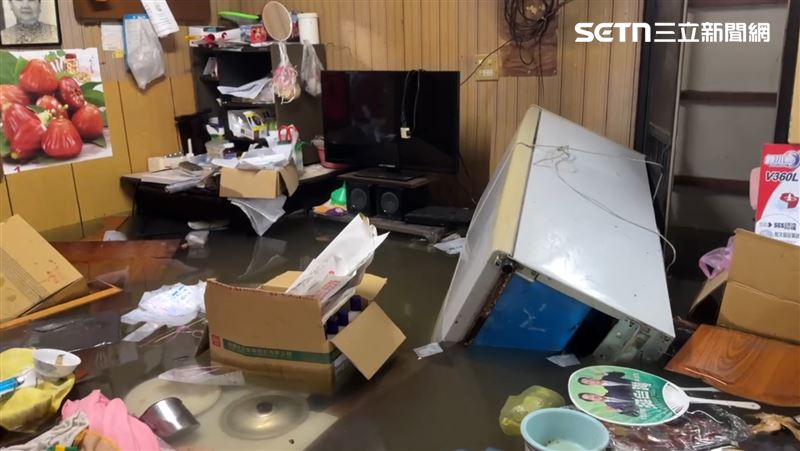 水灌進後壁居民家園,連冰箱都漂浮橫倒。(圖/記者王紹宇攝影)