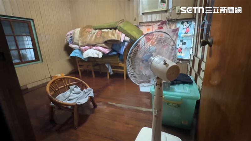 水甚至淹進墊高的房間,後壁居民表示:淹至少超過65公分。(圖/記者王紹宇攝影)