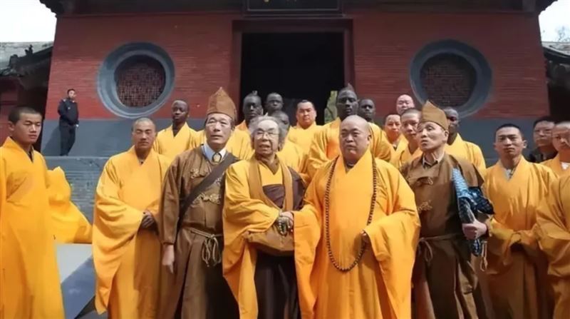 外傳少林寺住持釋永信挪用資金、私生子等醜聞再度浮上檯面，知情人士稱釋永信年初返國即遭邊控、限制出境，釋永信推動少林品牌國際化，年營收估逾兩億人民幣，少林寺與登封市權益爭奪多年，爭議延燒至飯店投資案。（圖／翻攝自微博）