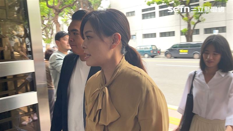 高虹安抵達高院。(圖/記者楊忠翰攝影)