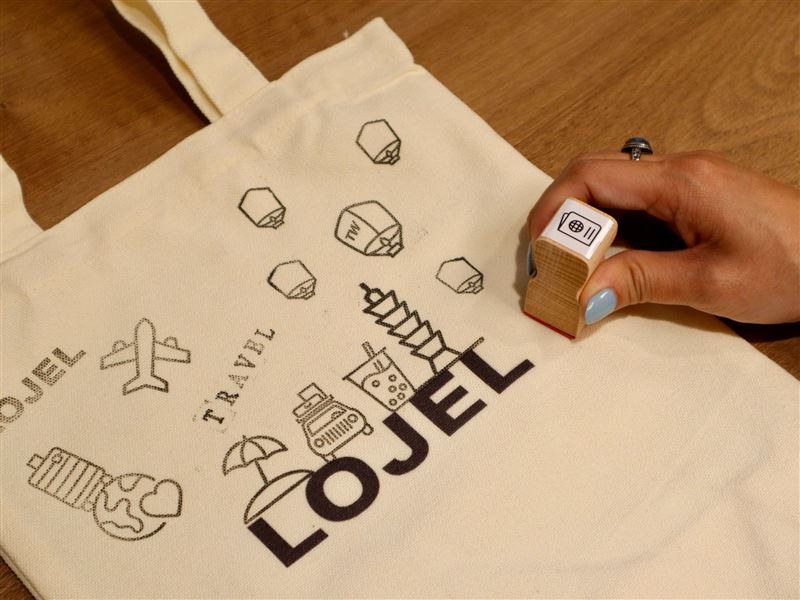 LOJEL概念店開幕期間限定DIY活動，選用環保印油，讓旅人無負擔的打造專屬托特包。（圖／品牌業者提供）