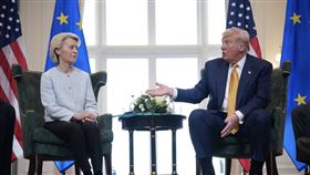 ▲歐盟27日與美國達成雙邊貿易協定，美國將關稅從30%降至15%。（圖／翻攝自X平台 @theconread）