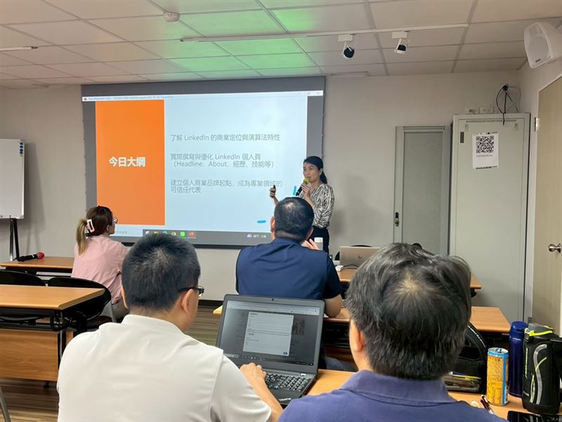 張瑋容主持產業聯盟 LinkedIn 學院,每月輔導十多家廠商。(圖/好優數位提供)