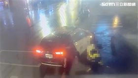 ▲警方將涉嫌縱火的胡男帶回派出所偵辦。（圖／翻攝畫面）