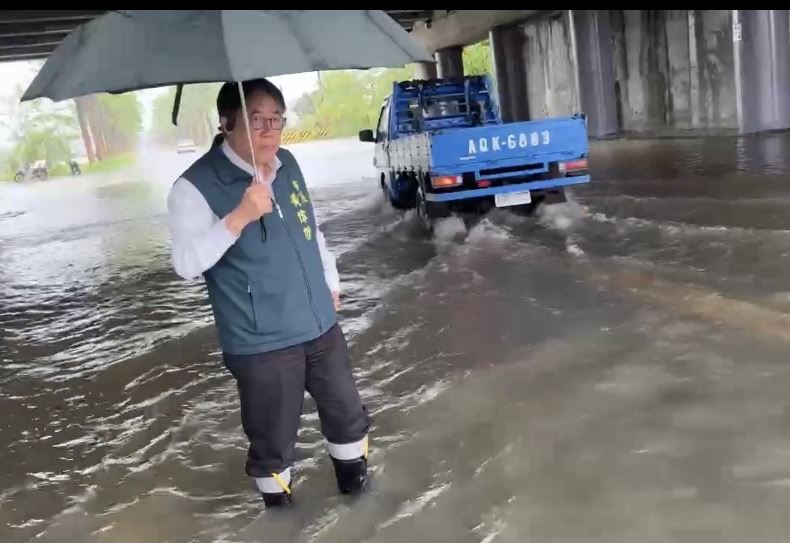 台南市政府表示,黃偉哲一早就前往後壁勘災。(圖/台南市政府提供)