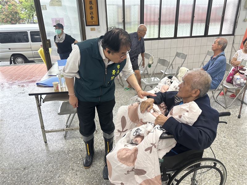 黃偉哲前往後壁區收容安置中心關懷撤離災民。(圖/台南市政府提供)