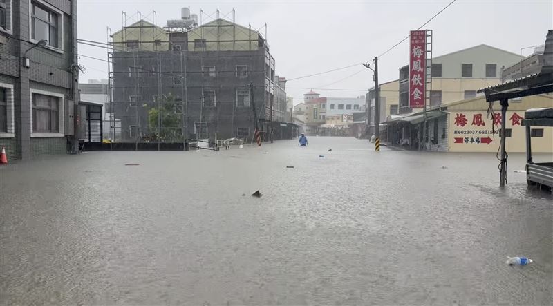 台南後壁區菁寮里今早9時許水淹及腰。(圖/翻攝自王宣貿臉書)
