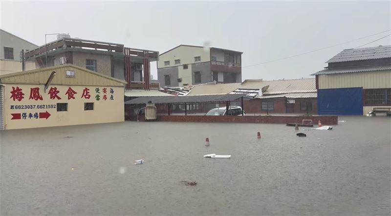 整條馬路都是淹水,水面漂浮垃圾。(圖/翻攝王宣貿臉書)