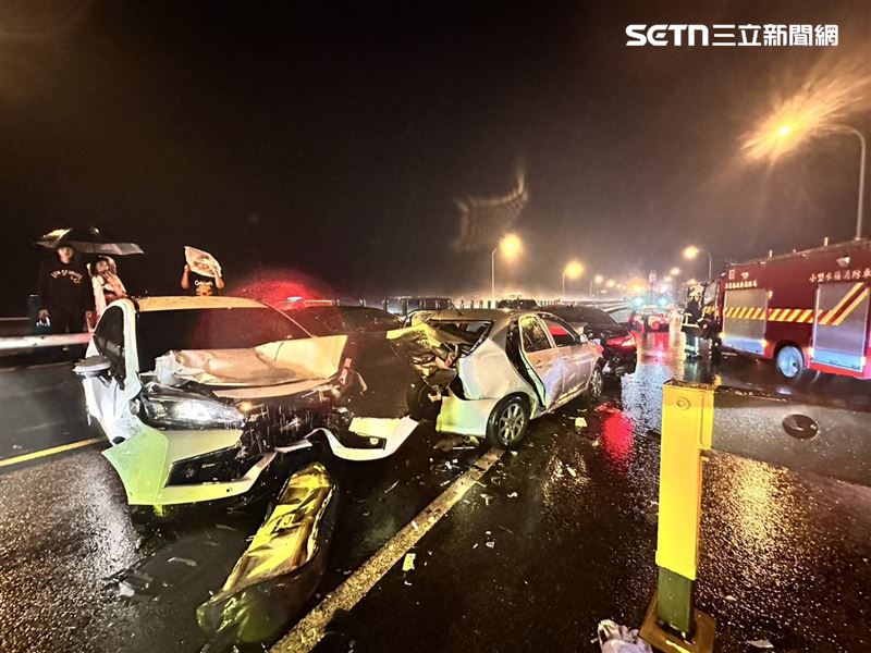 國道1號苗栗銅鑼段發生重大車禍,9車連環撞,釀1死7傷慘劇。(圖/翻攝畫面)
