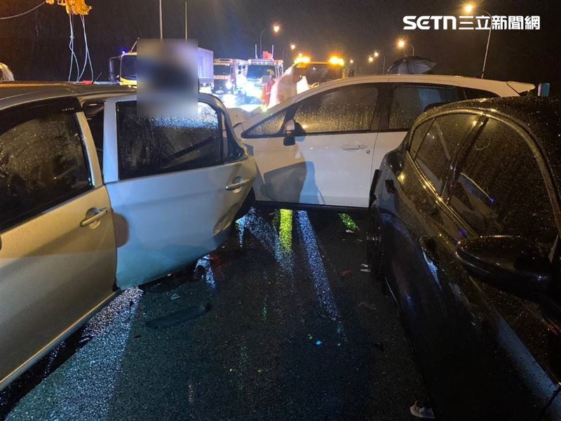 國道1號苗栗銅鑼段發生重大車禍,9車連環撞,釀1死7傷慘劇。(圖/翻攝畫面)