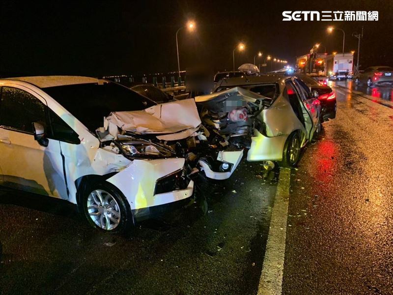 國道1號苗栗銅鑼段發生重大車禍,9車連環撞,釀1死7傷慘劇。(圖/翻攝畫面)