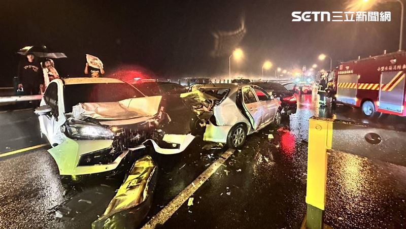 1家4口大雷雨遇劫！國道車禍妻亡、父子傷