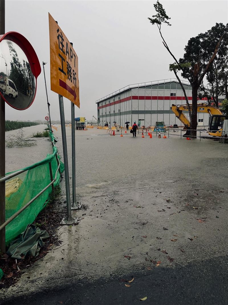 台積電AP7周圍出現積淹水狀況。(圖/網友cheng.___27提供)