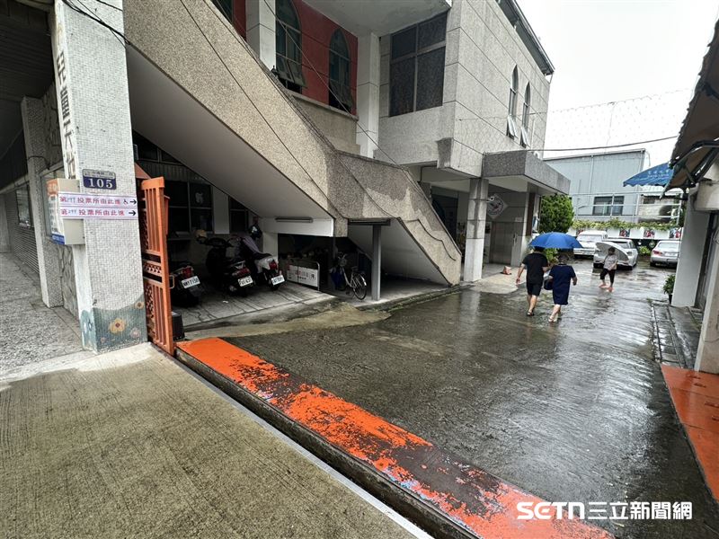 台中市第5選舉區立委黃建豪其中一投票所,雖然下著雨,但仍有不少人出門投票。(圖/記者張雅筑攝)