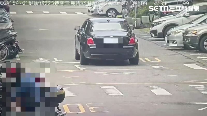 張翁駕駛勞斯萊斯擦撞朱姓少年腳踏車。(圖/翻攝畫面)