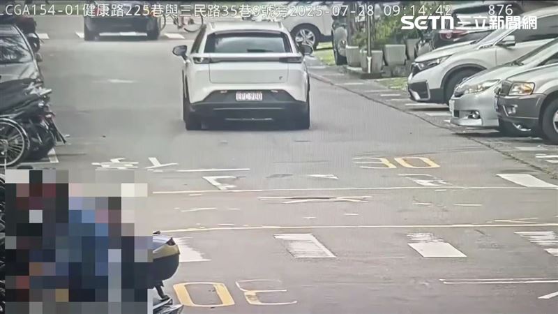 張翁駕駛勞斯萊斯擦撞朱姓少年腳踏車。(圖/翻攝畫面)
