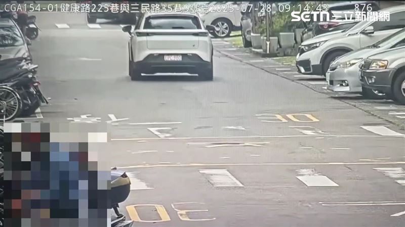 張翁駕駛勞斯萊斯擦撞朱姓少年腳踏車。(圖/翻攝畫面)