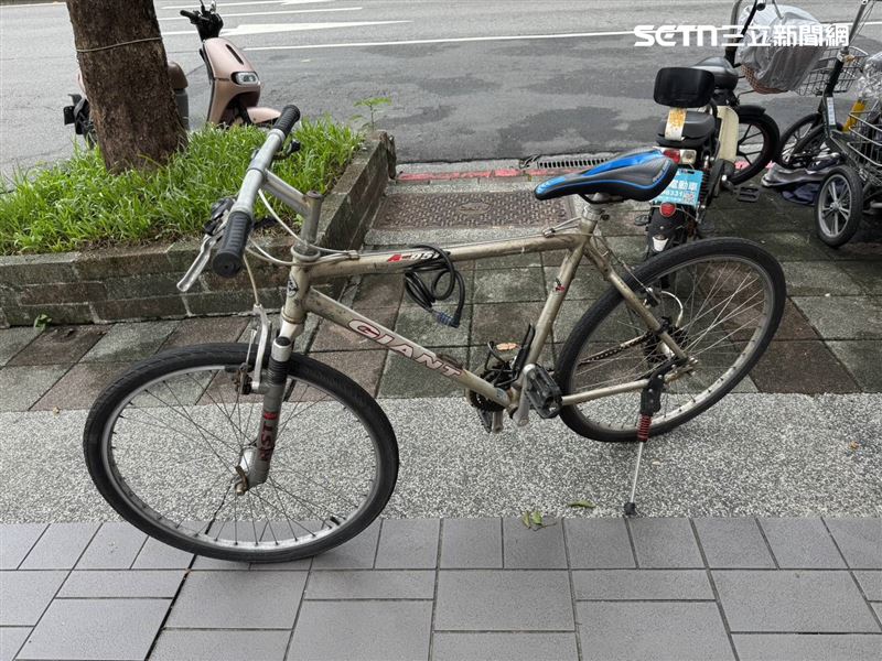 張翁駕駛勞斯萊斯擦撞朱姓少年腳踏車。(圖/翻攝畫面)