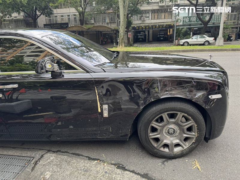 張翁駕駛勞斯萊斯擦撞朱姓少年腳踏車。(圖/翻攝畫面)