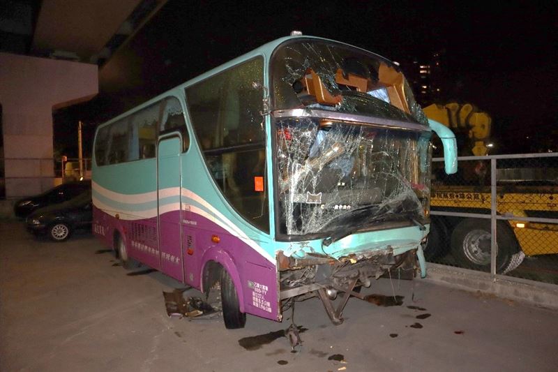 運安會調查結果,除了駕駛超速不擋使用煞車外,隧道鋪面層因長期摩擦造成「磨光」損壞,導致車身失控撞上隧道壁面,並提出10項改善建議。(圖/運安會提供)