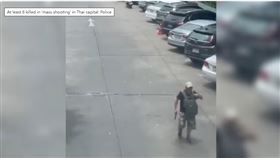 ▲兇手持槍行走畫面被po上社群網站。（圖／翻攝自新加坡CNA）