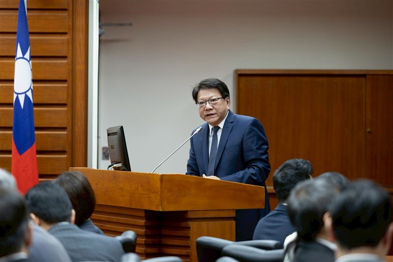 潘孟安2023年被王鴻薇指控接受財團供養入住豪宅，事後被抓包是某報記者提供照片配合。（資料圖／翻攝自潘孟安臉書）