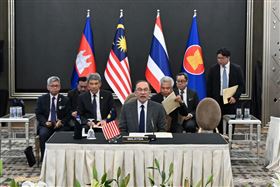 ▲馬來西亞首相安華在與柬埔寨總理洪馬內（Hun Manet）和泰國代理總理Phumtham Wechayachai進行談判。（圖／美聯社／達志影像）