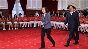 總統接見中職冠軍味全龍  賴副總統陪同總統蔡英文（前左）21日在總統府由副總統賴清德（前右）等人陪同，接見2023年中華職棒總冠軍味全龍隊。中央社記者鄭傑文攝  113年3月21日