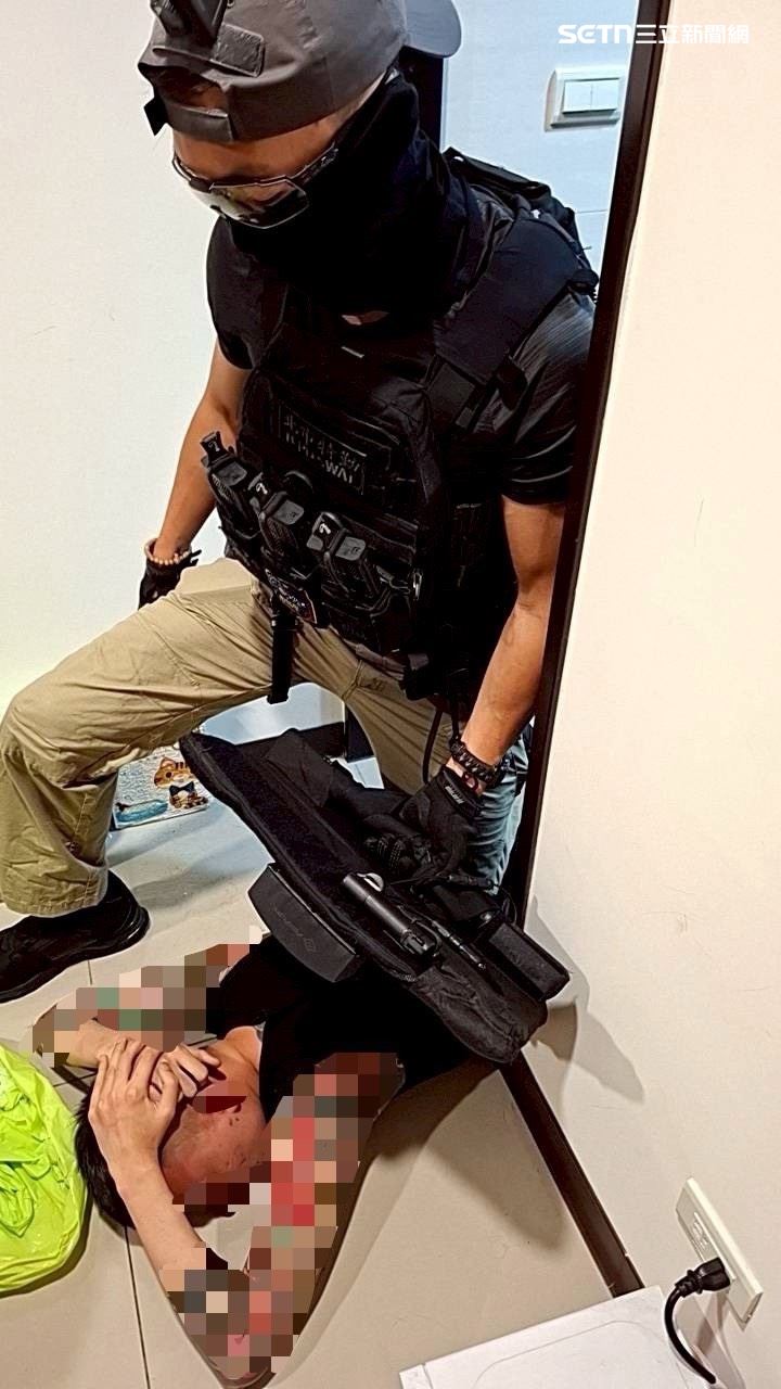竹聯幫明仁會周姓成員經營詐騙水房,北市警破門攻堅逮人。(圖/翻攝畫面)