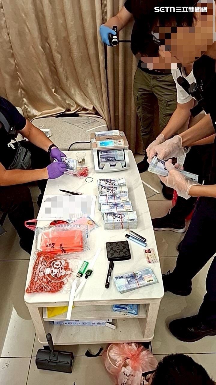 竹聯幫明仁會周姓成員經營詐騙水房,北市警破門攻堅逮人。(圖/翻攝畫面)