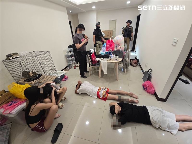 竹聯幫明仁會周姓成員經營詐騙水房,北市警破門攻堅逮人。(圖/翻攝畫面)