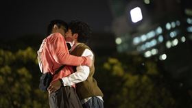 照後鏡CP太甜啦！王品澔、葛丞101前吻出收視最高點。（圖／華視、公視台語台提供）