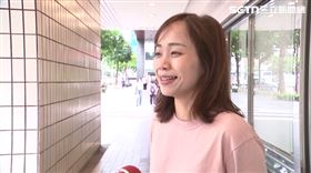 ▲罷團「山除薇害」陸戰隊長卡羅受訪時苦笑曝，從張茂楠那得到的祝福就是一副春聯、一串香蕉。（圖／翻攝畫面）