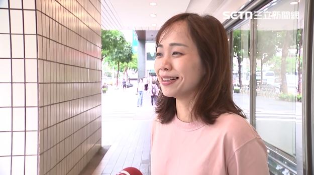 罷團「山除薇害」陸戰隊長卡羅受訪時苦笑曝，從張茂楠那得到的祝福就是一副春聯、一串香蕉。（圖／翻攝畫面）