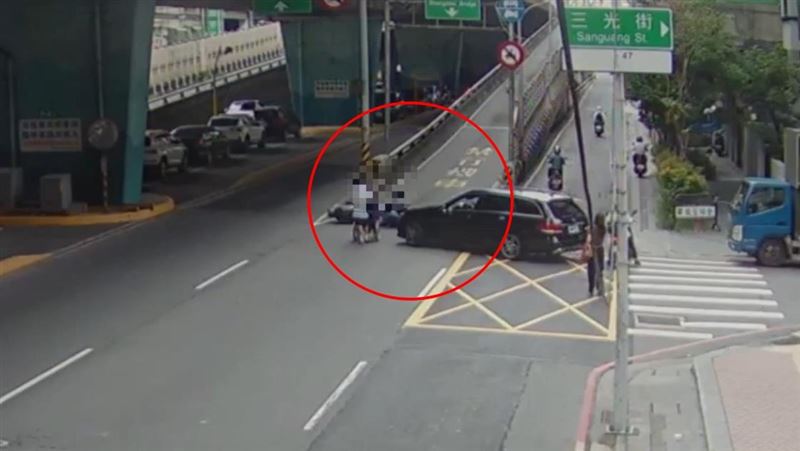 三重高齡翁肇事後，竟連下車都還需要看護協助，離譜畫面曝光後引發討論。（圖／翻攝畫面）