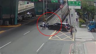 74歲翁開車撞騎士！副駕急推輪椅下場曝光